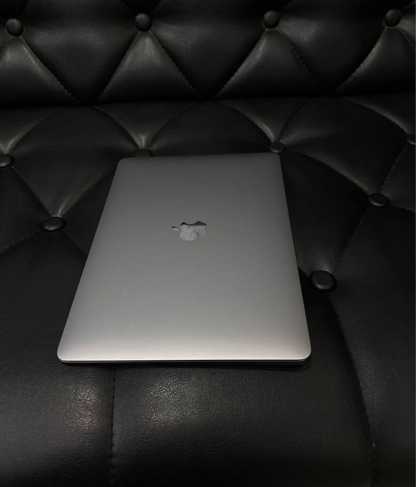Apple MacBook Air 2020 года в хорошем состоянии