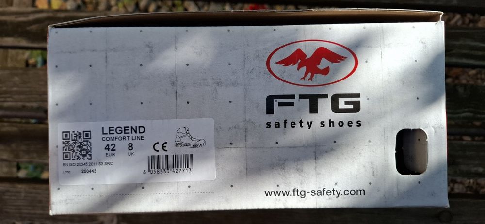 Италиански обувки с метална пластина предпазвашта пръстите .