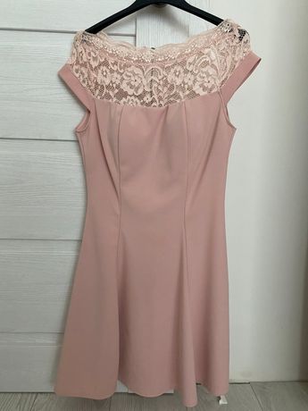 Елегантна дамска рокля в бледо розово с дантела
