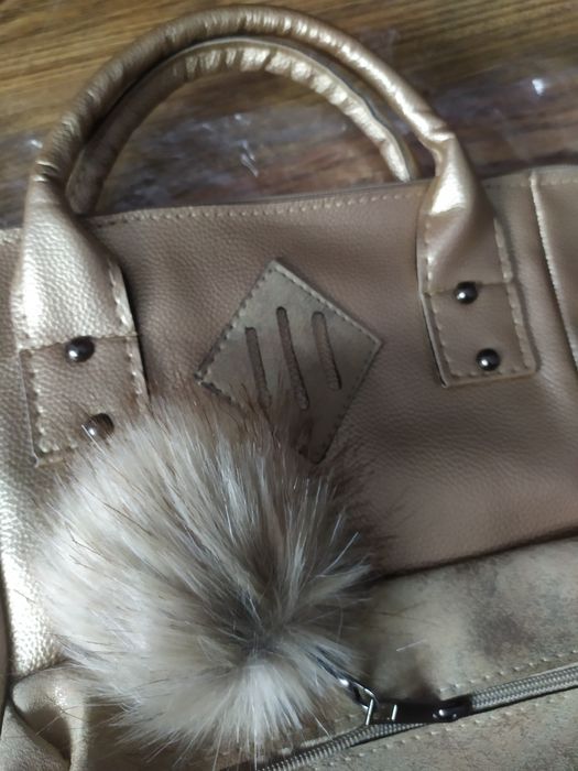 Златиста дамска чанта