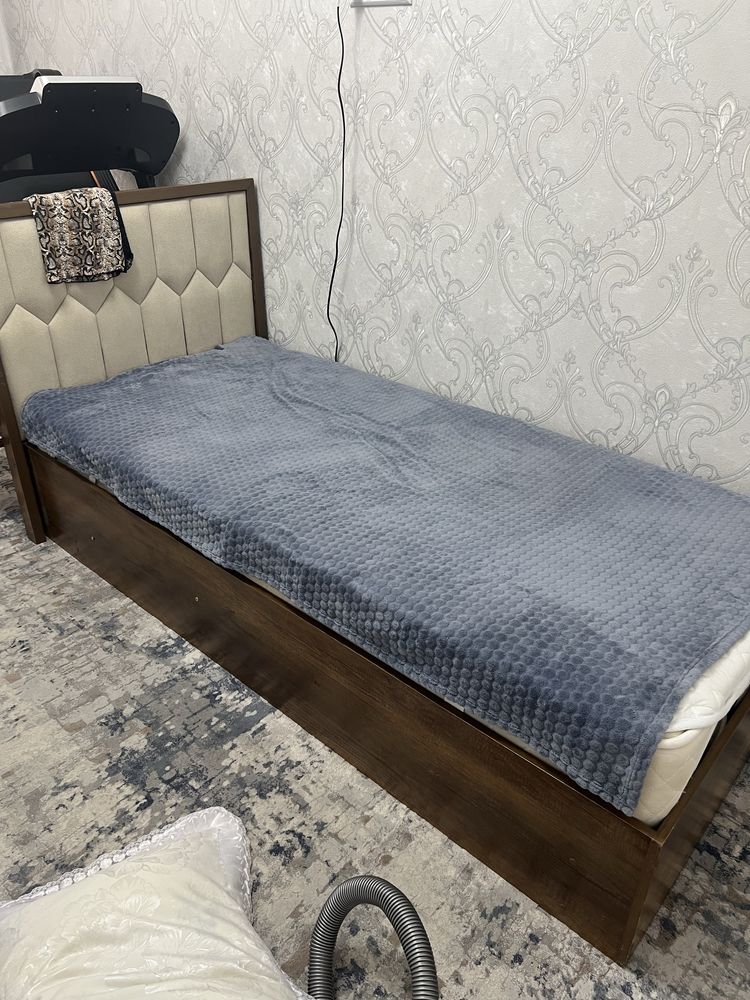 Прадаю кроват для спальни