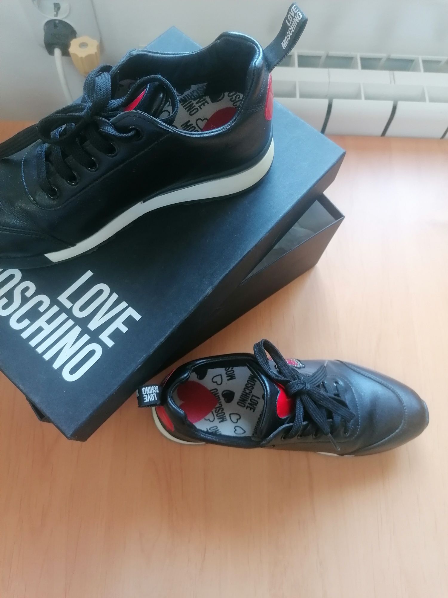 Спортни обувки Love Moschino
модел  ja15722g08jd0000