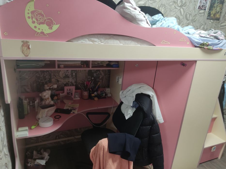 Кровать и комод со шкафом