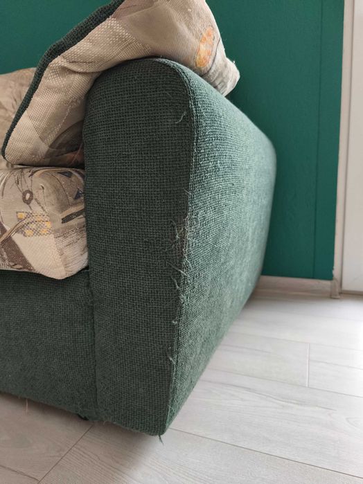 Двуместен диван в зелено