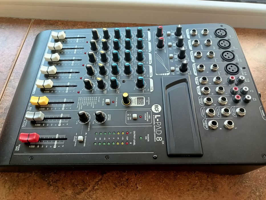 Mixer audio RCF. 8 canale.