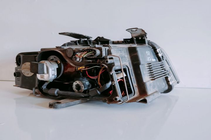 Far Xenon stanga  fara droser cu cleme reparata 6020111399 Audi A3 8P