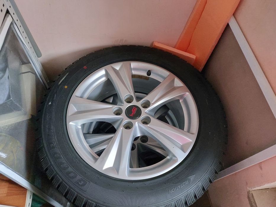 Продам комплект Почти новые зимних шин 4 шт, без дисков