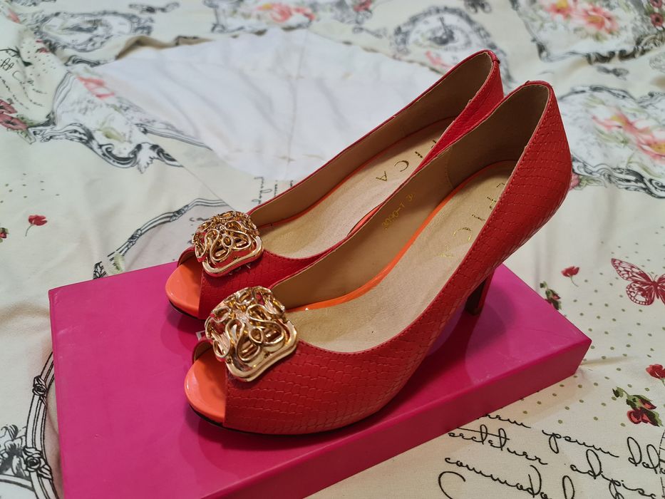 Vând pantofi noi piele Epica