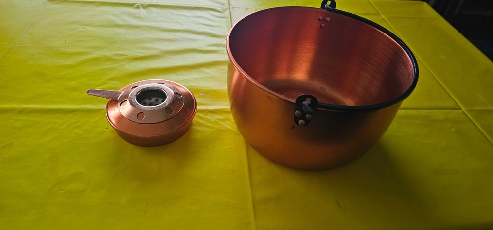 vas de cupru și un arzător cu spirt gatit in natura drumetii