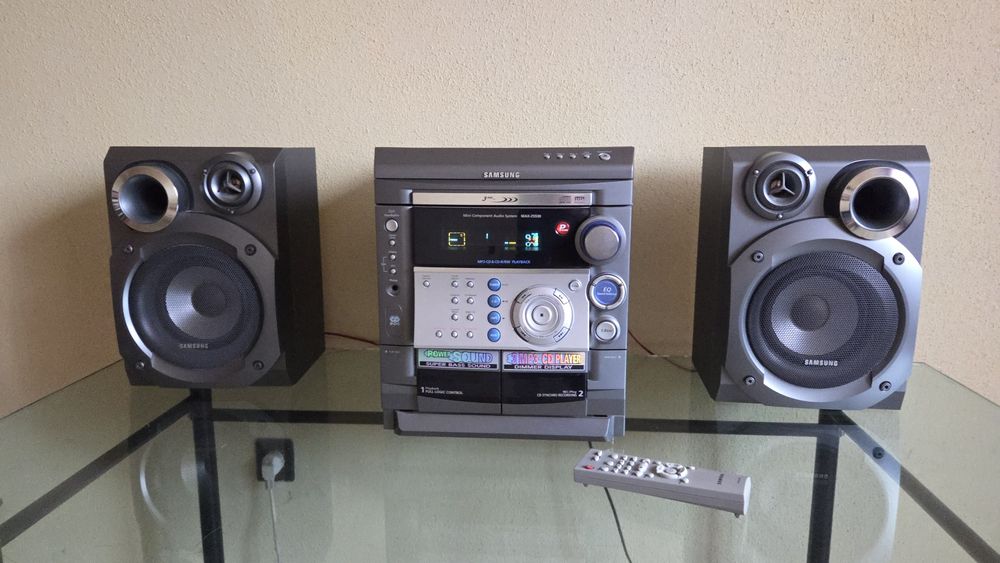 Vând combina Samsung CD mp3, radio, AUX, stare foarte bună