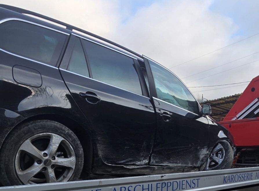 Vând VW Golf VI 2012 break 1.6 TDI 2012(AVARIATĂ)(Piese)(Dezmembrări)