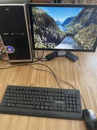 Работещ компютър с клавиатура и мишка