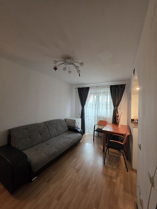 Închiriez apartament cu 2 camere