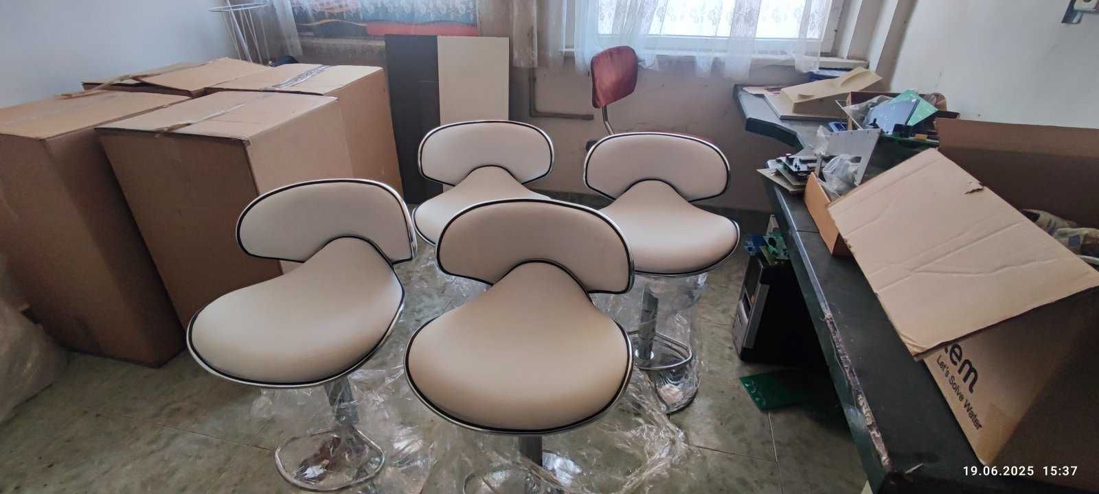 Продавам високи  бар столове