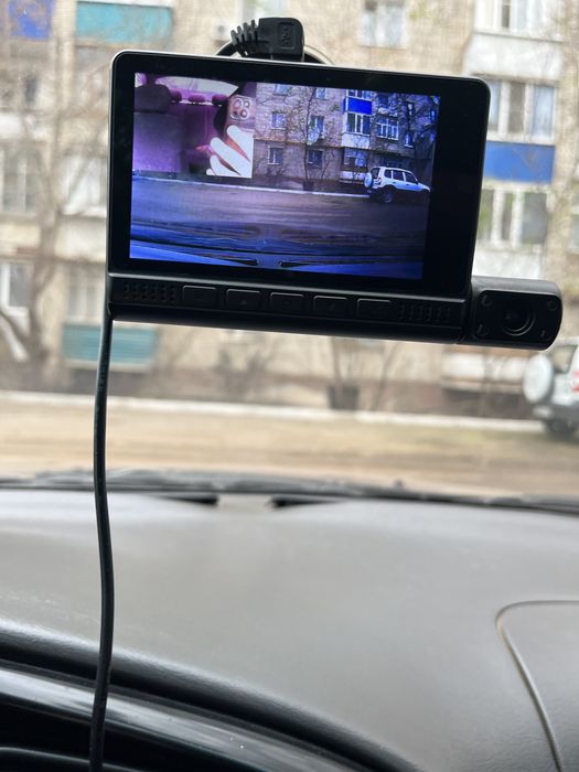 Продам трехкамерный видеорегистратор для автомобиль 18000