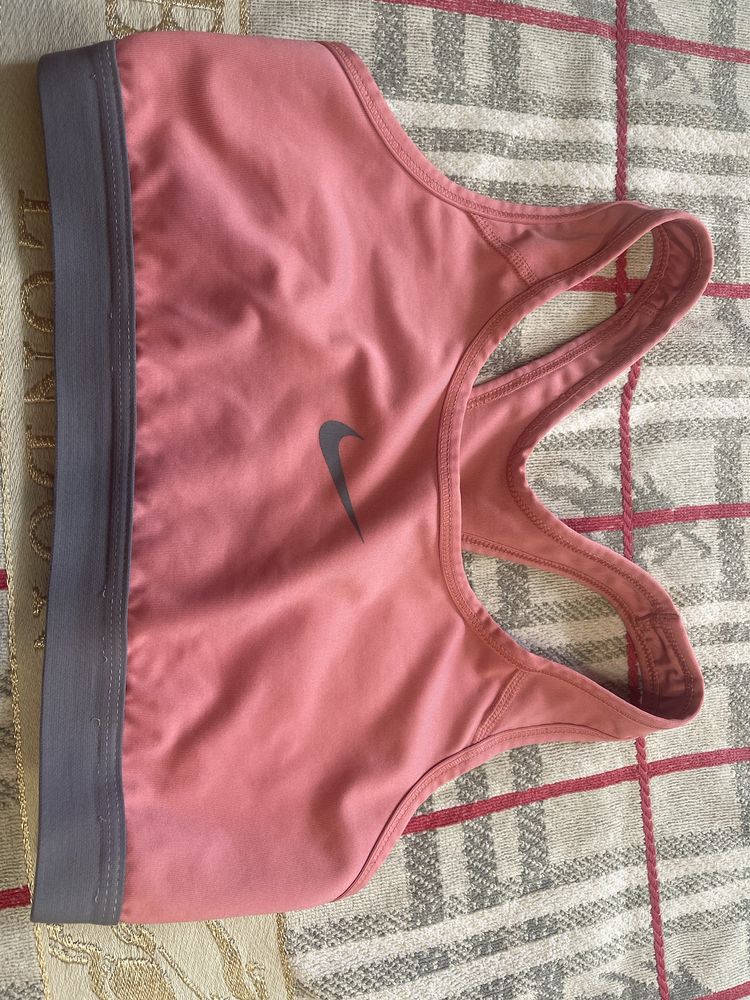 Лот от Спортни бюстиета Nike