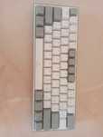 Această tastatură Redragon are un layout compact (75%)  nu mai am firu