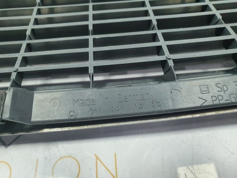 Grila capota motor MERCEDES-BENZ E-CLASS II W210 1995 - 2003 210880058