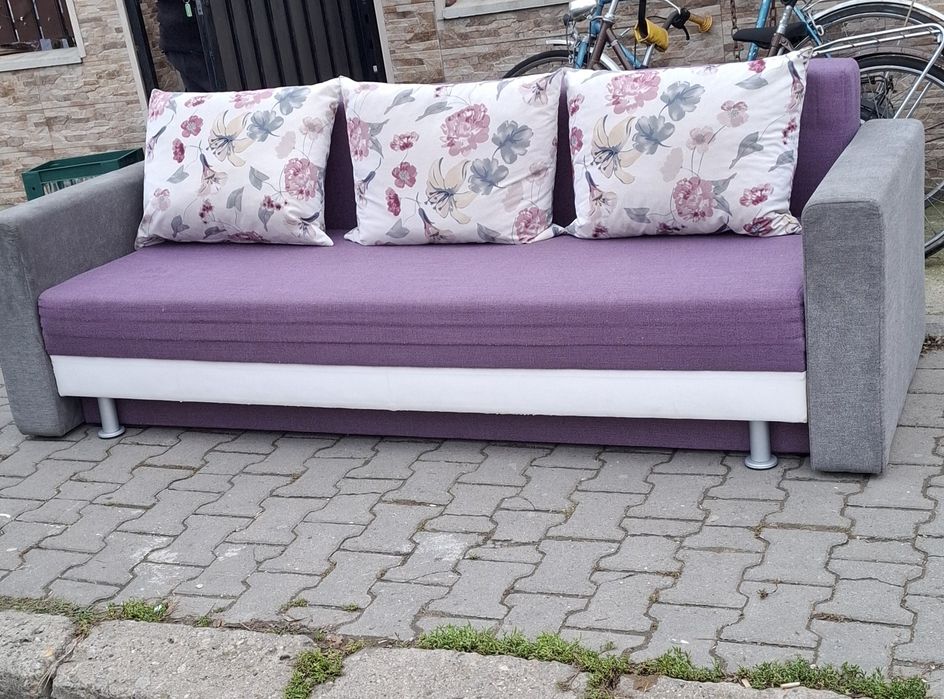 Vând canapea extensibila cu lada depozitare si 3 perne in stare foarte