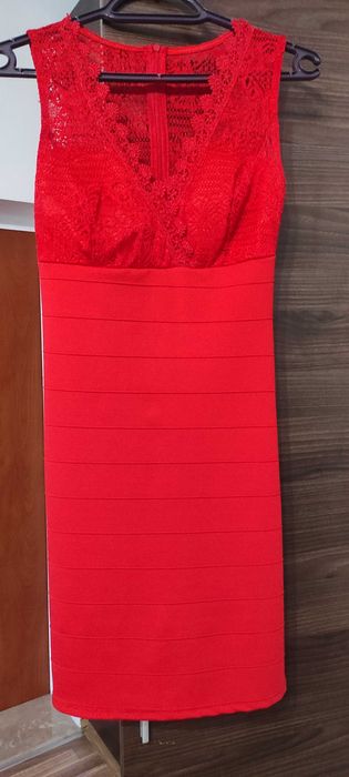 Червена официална рокля с дантела