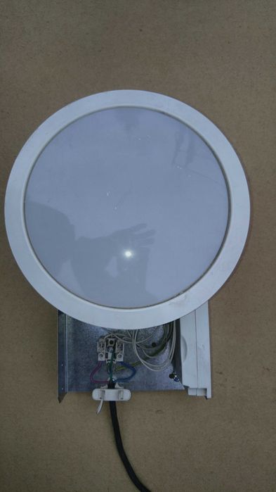 Продаются разнобразные светильники.