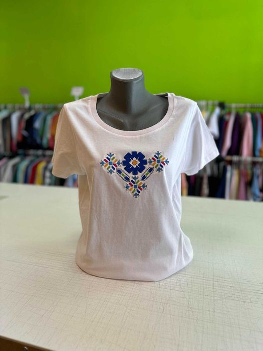 Дамска тениска с БРОДИРАНА шевица