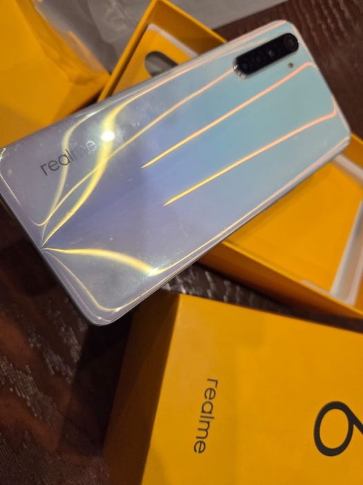 Продам смартфон Realme6