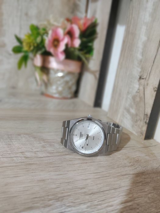 Мужской часик сотилади