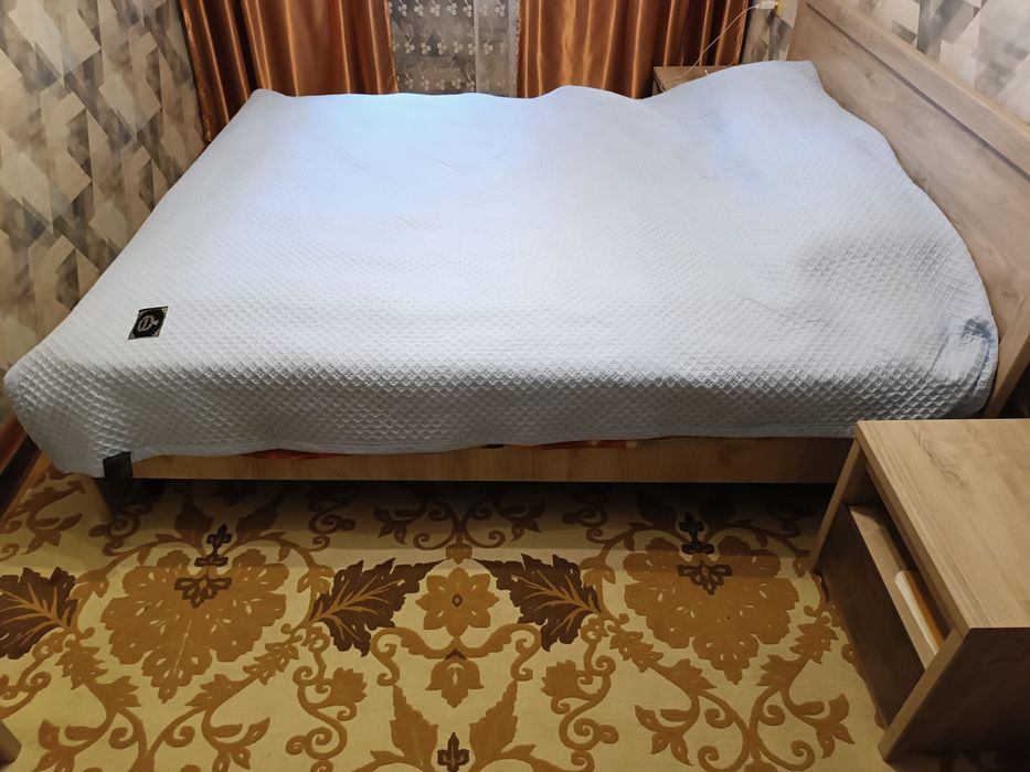 Продам кровать и 2 тумбами
