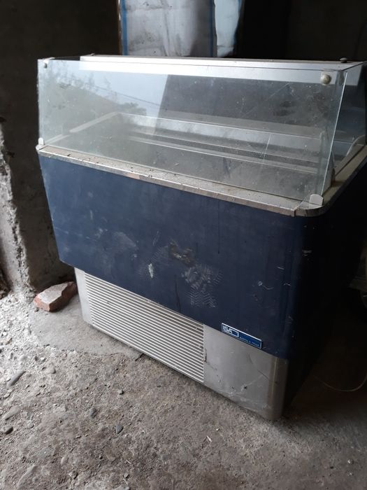 Vitrină pt.mezeluri s-au lactate made in Italia preț.1100 lei.