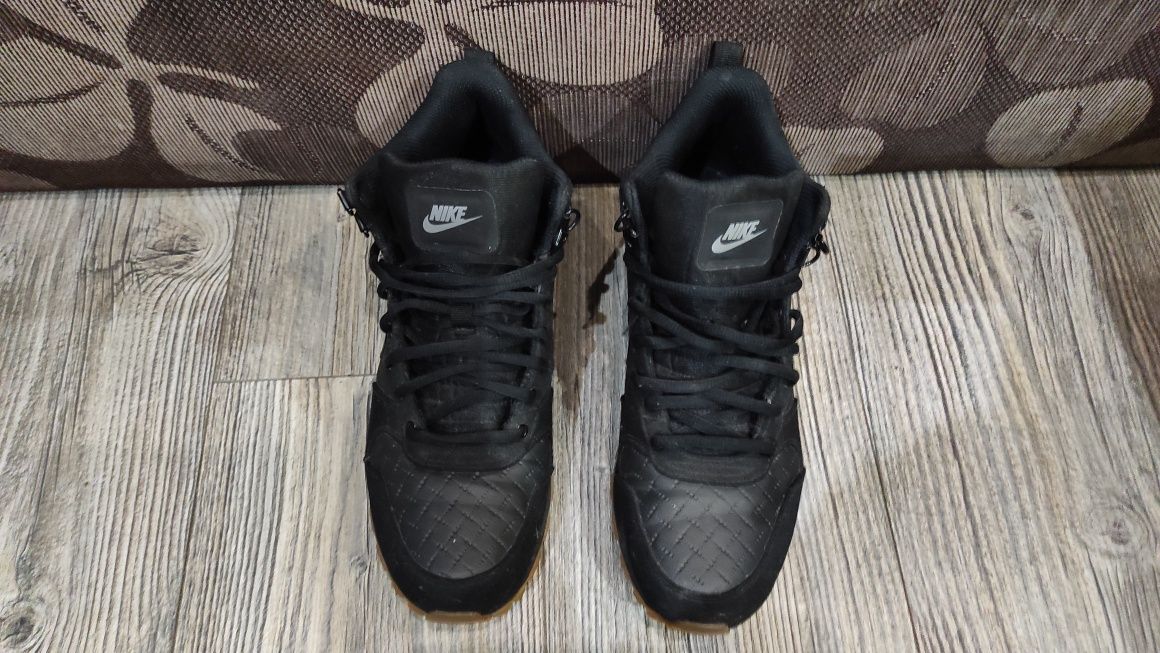 Маратонки NIKE .
