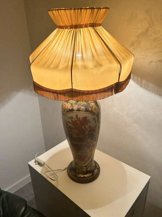 Vand lampa cu abajur pictata manual vintage in stare impecabila