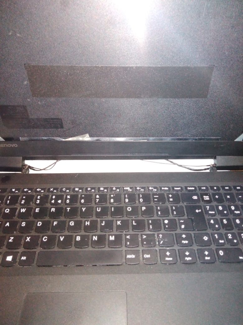 Vand l DEZMEMBREZ Laptop Lenovo defect