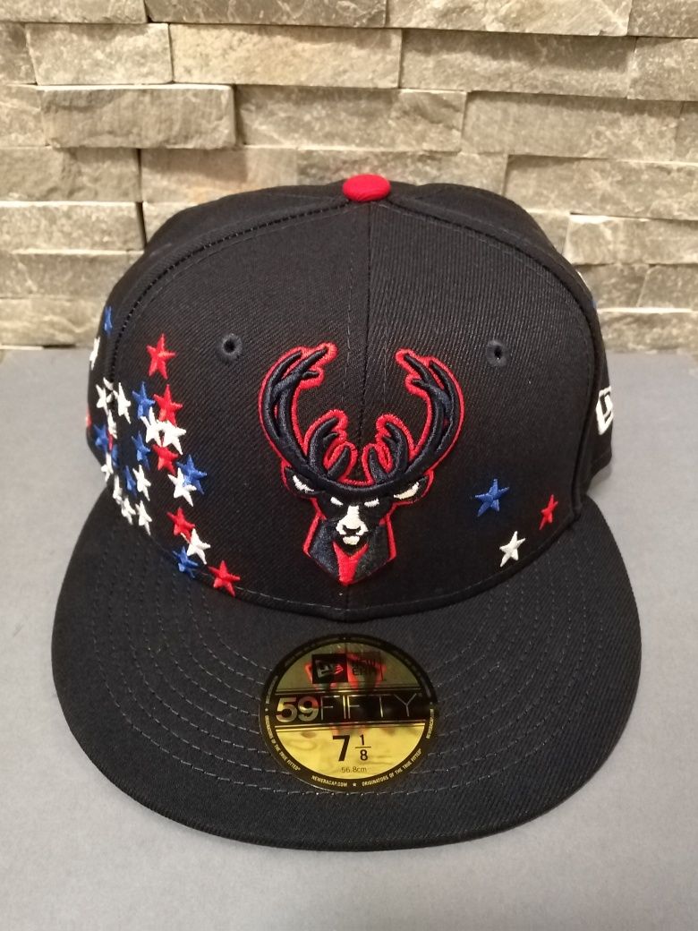 Sepci fitted 7 1/8 New Era "Americana"- Milwaukee Bucks, Brooklyn Nets