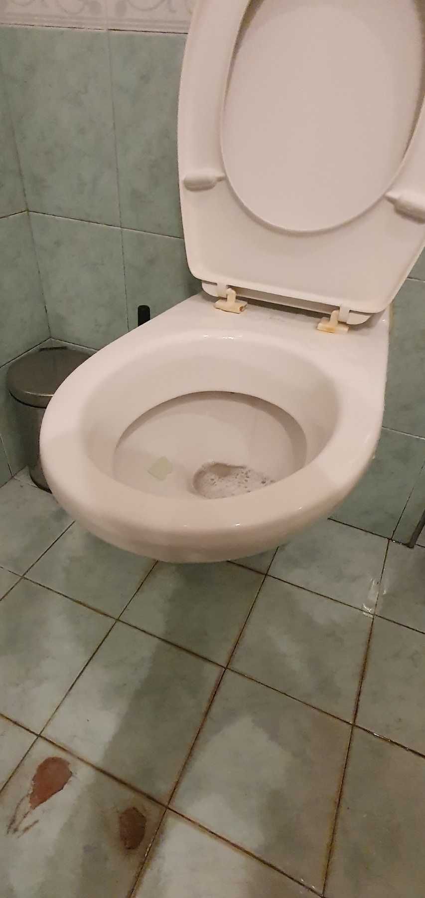 Продавам тоалетна чиния конзола