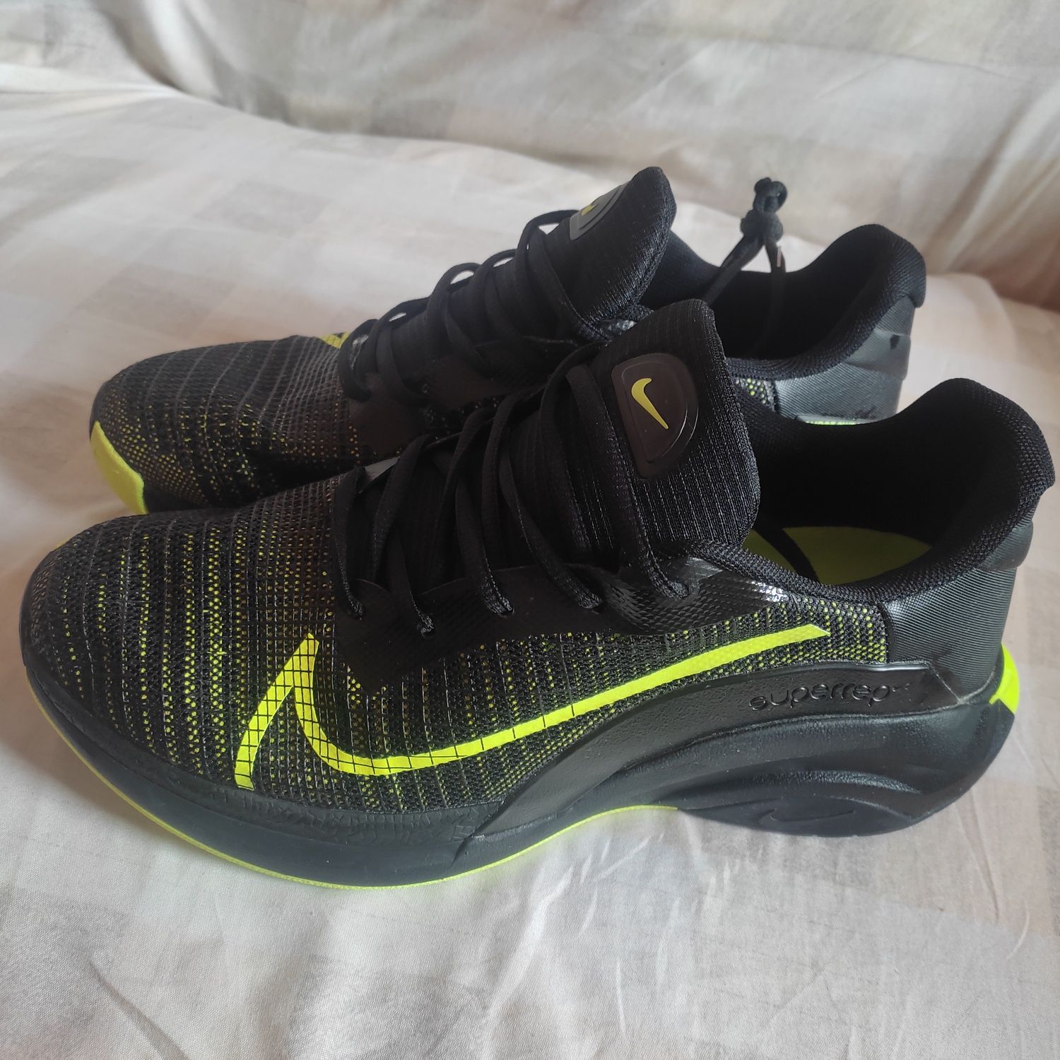 Продам новые  качественные кроссовки Nike zoomx made in vietnam 42