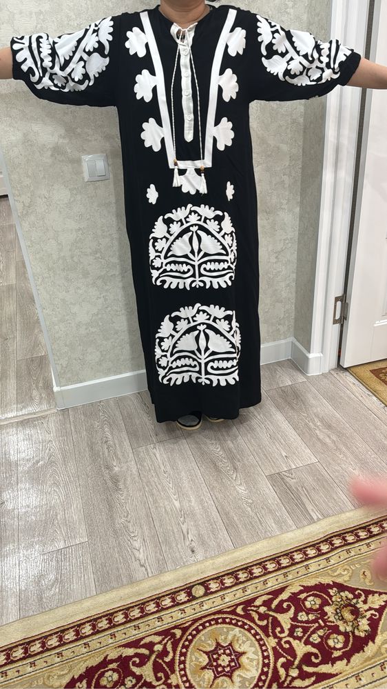 Әдемі көйлектер бар