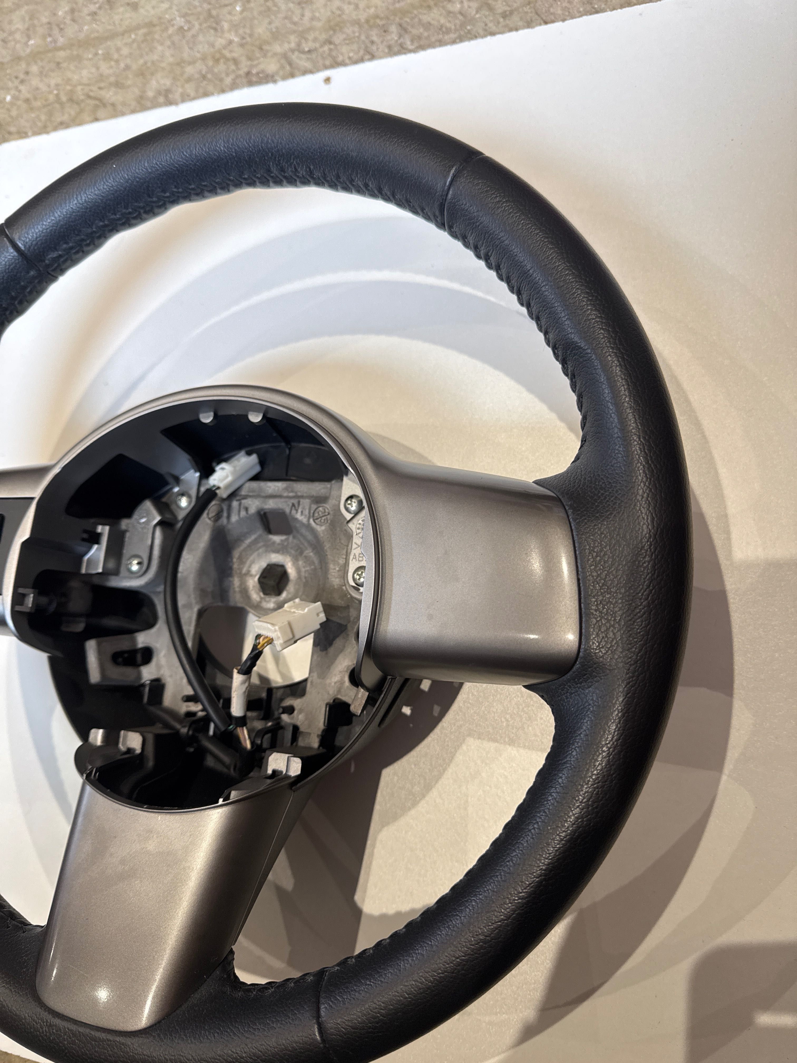 Mazda 2 кожен волан Мазда 2