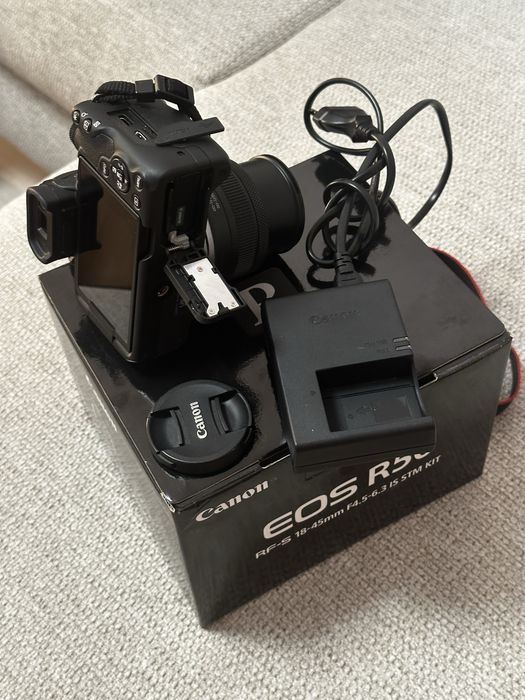 CANON EOS R50 kit(obiectiv 18-45mm IS STM)-stare impecabila,garantie