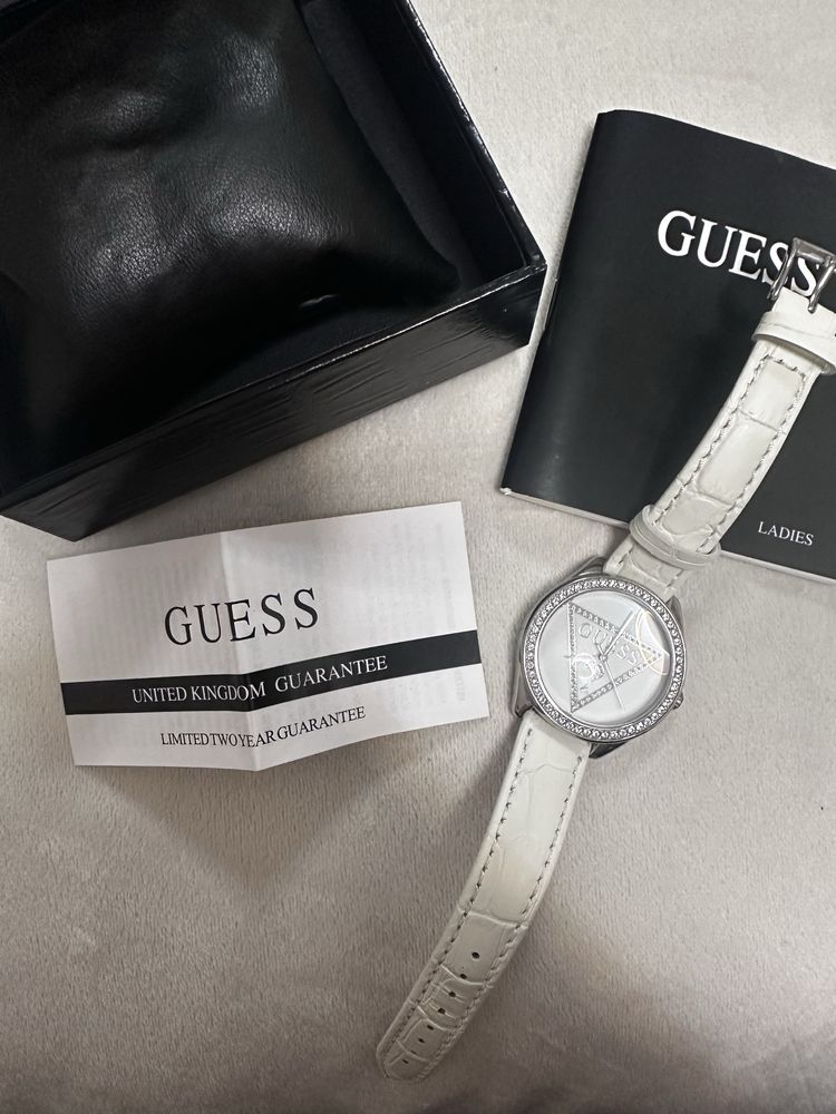 Guess White Matt Watch with Gemstones/ Guess бял часовник с камъчета