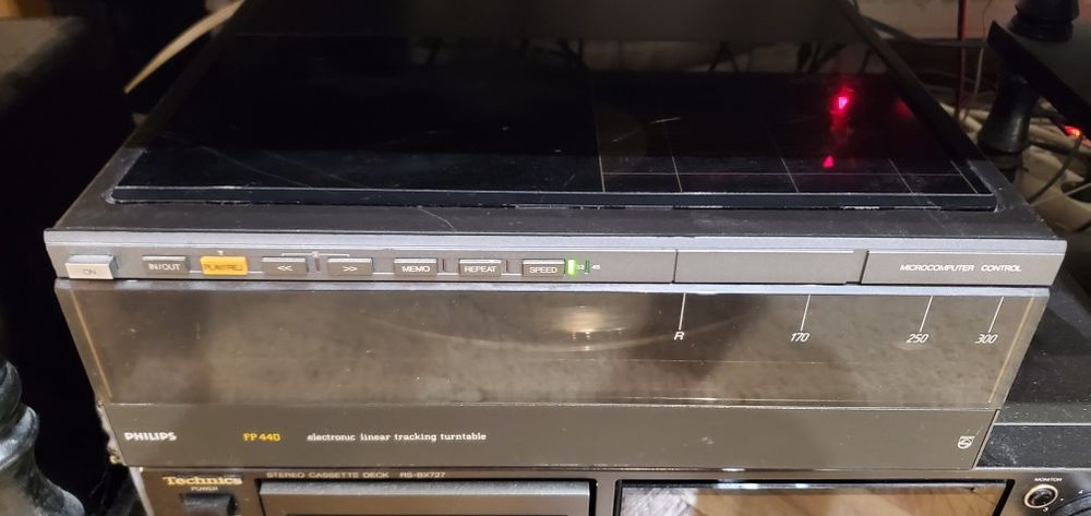 Продавам грамофон Philips