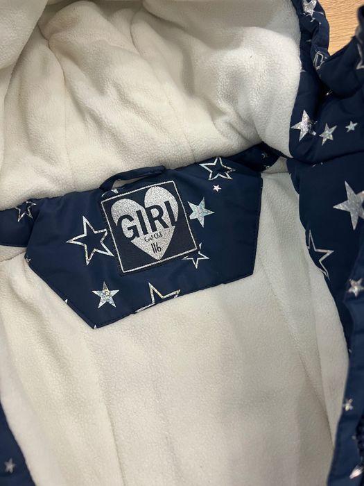 Детски ски гащеризон, подходящ и за игри в студеното време.