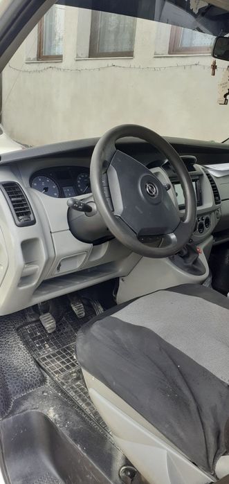 Vând Opel vivaro 2.5