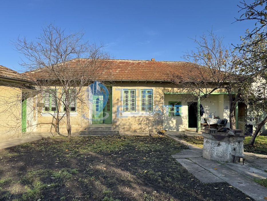 Къща с кладенец и стопанска постройка в село Ресен, област Велико Тър