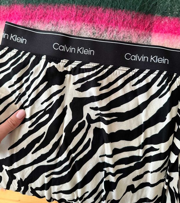 Нова пола Calvin klein
