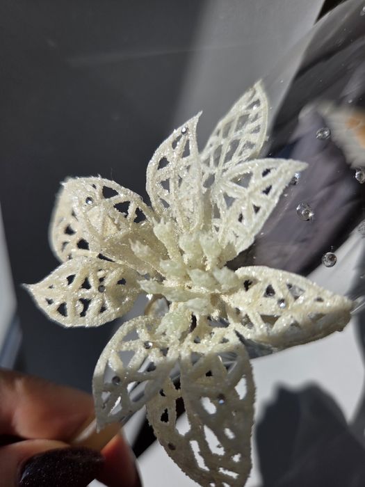 Сватбени чаши с изкуствено цвете и кристали Searovski