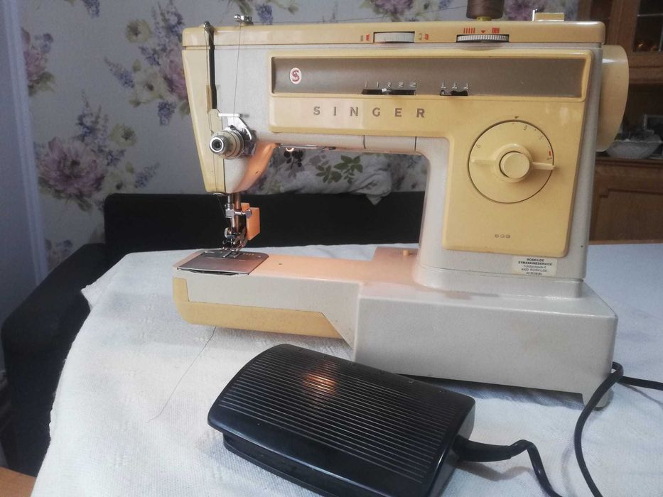 Mașina de cusut electrica Singer 533