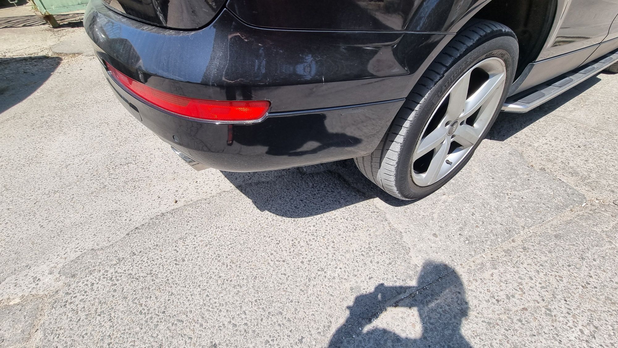 Задна броня за ауди q7 2007 без 2-та вградени стопа