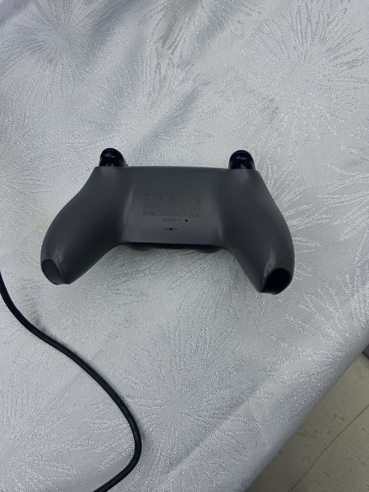 Ps5 с контролер,стойка,кабели и 2 игри