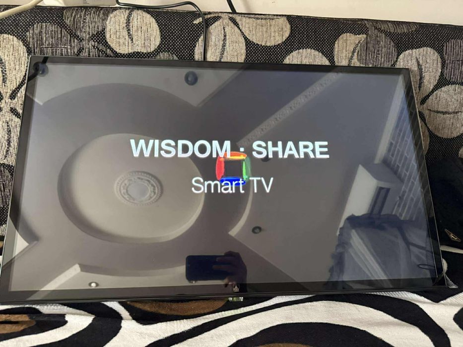 Телевизор A6 SMART Full HD – 32 инча със стойка за стена